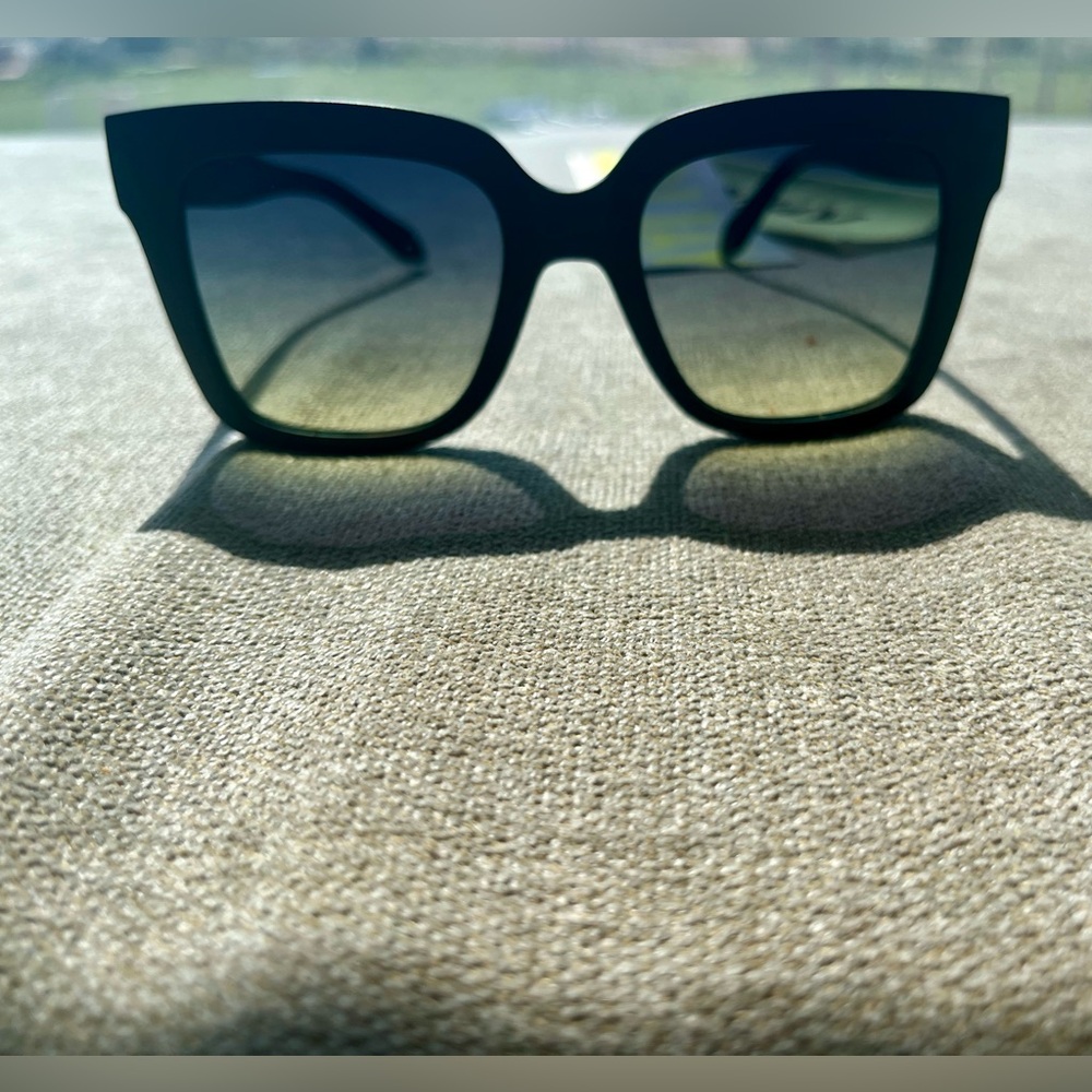 Quay Australia ICY Matte Black Square Sunglasses with Gradient Lenses NEW